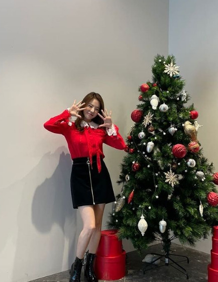 Group Girls Generation Sunny showed off her fairy beauty next to the Christmas tree.On the 24th, Sunny posted several photos on her instagram with a greeting Merry Christmas.In the open photo, Sunny boasted a cute beauty wearing a red knit next to a Christmas tree that was bigger than her height.Sunny poses with a perfect percentage, despite being a small size.The netizens who watched the photo showed a happy Christmas celebration with the comment Sunny is beautiful! Mary Christmas.Meanwhile, Sunny is appearing on the Teabing entertainment program Love Catcher in Seoul. Love Catcher in Seoul is a real love psychological game program to find real love between truth and lies.Photos • Sunny SNS Capture