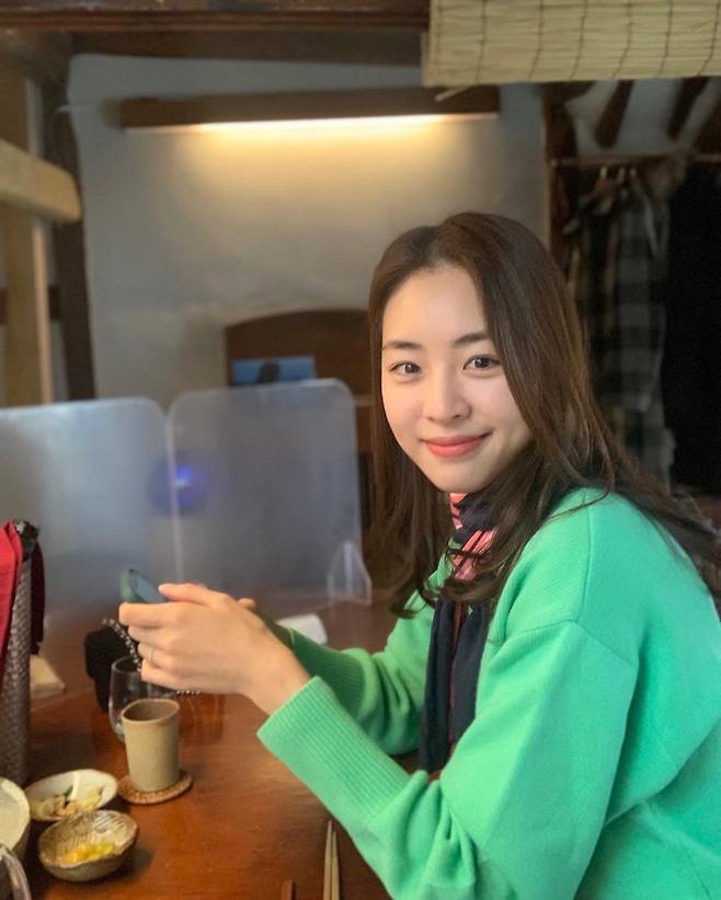 Actor Lee Yeon-hee showed off her beauty in a neat atmosphere.Lee Yeon-hee posted a picture on his 25th day of his instagram saying Merry Christmas.The photo shows Lee Yeon-hees daily life on the outing, and the face without a toilet is eye-catching, as if it boasts a white skin.Lee Yeon-hee, who is also digesting perfectly green knits that are hard to digest.Lee Yeon-hee, who boasts a neat atmosphere in a bright smile that makes his distinctive features more prominent, made his eyes unobtrusive.Meanwhile, Lee Yeon-hee marriages an older non-entertainer in June last year; recently Lee Yeon-hee met with the audience through the play King Lear.