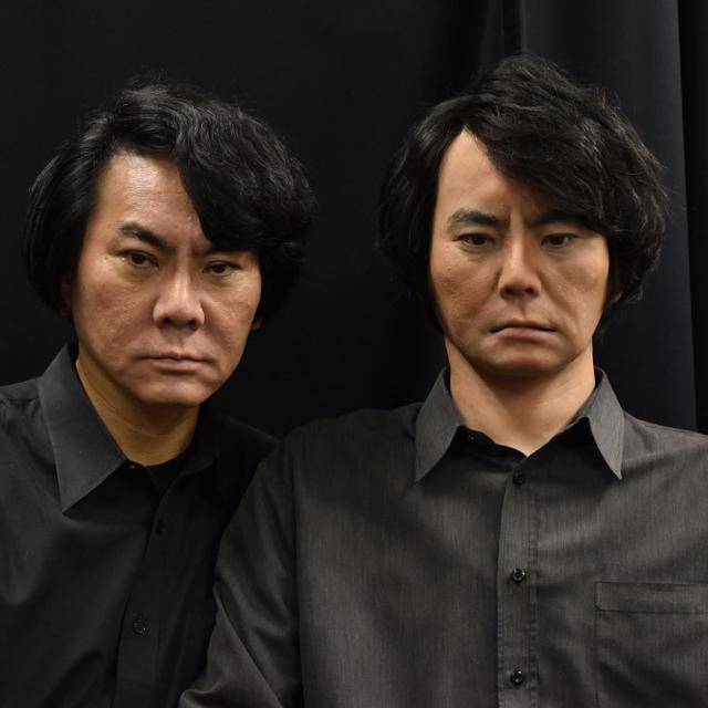 일본의 로봇공학자 히로시 이시구로와 그가 만든 안드로이드. 남성 로봇은 보통 만든 이의 모습과 쌍둥이처럼 따라 만든다. 히로시 이시구로 연구소 페이스북 캡처