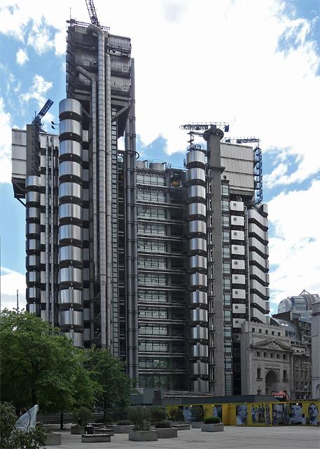 영국 건축가 리처드 로저스가 1986년 지은 런던의 '로이드 빌딩'. 엘리베이터, 냉난방, 전기, 계단 등을 외부 6개 철골 타워로 분리했다. 위키미디어