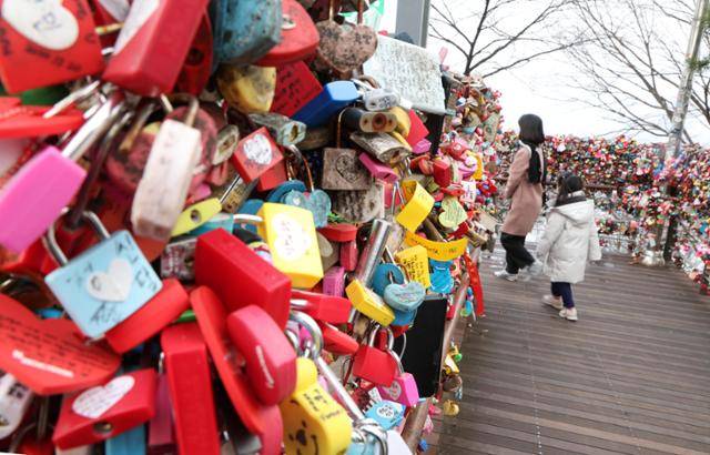 21일 서울 중구 남산공원 N서울타워 루프테라스에 자물쇠가 무수히 매달려 있다. 조그마한 자물쇠 표면에는 '수많은 약속'들이 남겨져 있다. 서재훈 기자