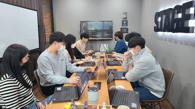 인포플라 내부 회의 모습, 출처: 인포플라