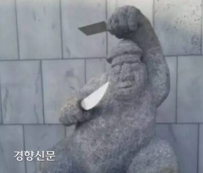 종전의 ‘슈슈슉’ 대화방 사진에 2021년 2월 경 덧붙여져 인터넷 밈이 된 칼든 돌하르방 사진. 제주 난타호텔 앞의 ‘난타하는 돌하르방’ 작품의 일부를 찍은 것이다. 트위터
