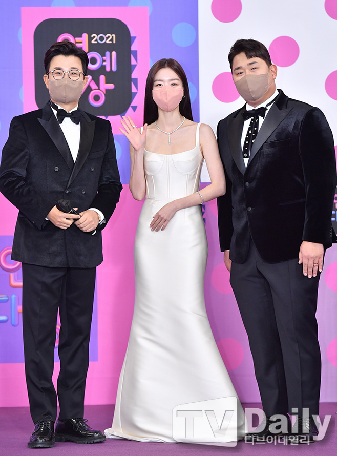 Kim Seong-joo Han Sun-hwa Mun Se-yun poses at the 2021 KBS Entertainment Red Carpet event held online on the evening of the 25th.