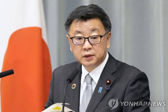 베이징올림픽 대응 방침 밝히는 일본 관방장관 (도쿄 교도/AP=연합뉴스) 일본 정부 대변인인 마쓰노 히로카즈 관방장관이 24일 일본 총리관저에서 열린 기자회견에서 베이징 올림픽·패럴림픽에 정부 대표단을 보낼 계획이 없다고 밝히고 있다.