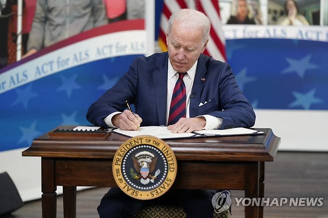 '중국 신장 상품 수입금지법' 서명하는 바이든 (워싱턴 AP=연합뉴스) 조 바이든 미국 대통령이 23일(현지시간) 워싱턴DC 경내 사우스 코트 오디토리엄에서 '루게릭병 등 신경퇴행성질환 연구 지원법'과 함께 '중국 신장 상품 수입금지법'에 서명하고 있다. 상·하원을 각각 통과한 수입금지법의 대상이 된 신장은 중국 당국이 위구르족 등 소수민족을 억압하기 위해 수용소를 설치하고 강제 노동을 자행한다는 비판이 제기된 지역이다. 2021.12.24 sungok@yna.co.kr