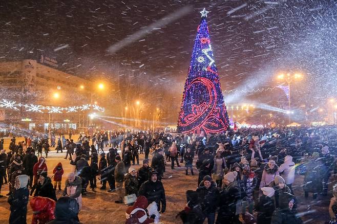 우크라이나 도네츠크의 크리스마스 트리 (도네츠크[우크라이나] 타스=연합뉴스) 24일(현지시간) 우크라이나 동부 도네츠크의 레닌 광장에 설치된 크리스마스 트리 앞에서 사람들이 크리스마스 축제를 즐기고 있다. photo@yna.co.kr