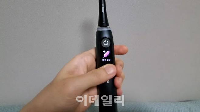 오랄비의 프리미엄 전동 칫솔 ‘iO9’. △일반 세정 △부드러운 세정 △강력 세정 △잇몸 관리 △미백 △매우 부드러운 세정 △혀 세정 등 7가지 중 선택해 사용할 수 있다.