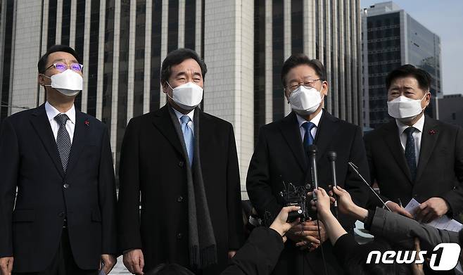 이재명 더불어민주당 대선후보(왼쪽 두번째)와 이낙연 전 대표가 23일 정오 서울 중구 달개비에서 오찬 회동을 마치고 서울도시건축관으로 이동해 이번 회동에 대한 결과를 발표하고 있다. 사진은 왼쪽부터 윤영찬 의원, 이 후보, 이 전 대표, 오영훈 의원. 2021.12.23/뉴스1 © News1 국회사진취재단