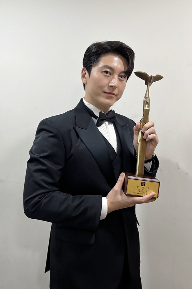 Ryu Soo-young was honored with the popular award award at the 2021 KBS Entertainment Grand Prize ceremony on the 25th with Stars Top Recipe at Fun-StaurantStars) award.Ryu Soo-young said shortly after the awards, Its been about a year and a half since I started StarsStars Top Recipe at Fun-Staurant a small kitchen.I do not have a good cooking ability, but I spent time thinking about how to explain the dishes that I can make at home.  Thank you for receiving an excessive award.I have made about 150 menus and made them like Stars Top Recipe at Fun-Staurant team rather than making them alone.I think youve always made my cooking and life stand out with good editing and stories, even though there are many things I dont have enough for you.I will try to make a lot of good dishes next year so that I can make my cooking desires in the kitchen. I want to share this honor with the Husband who started cooking.Thank you, he said.This award of Ryu Soo-young has a special meaning for me.From the first appearance of Stars Top Recipe at Fun-Staurant, we shared the easy-to-use materials and simple recipes and focused our attention.After winning his first championship with Chichi Chicken on New Years Day, he proved his strength once again as he released Chicken, Chicken, Tteok-bokki and Sweet Chicken as products.Also, the cast members who share the dishes that are presented every time they are filmed and take care of the breathing together with the field staff, and became deeply affectionate Stars Top Recipe at Fun-Staurant.As he was loved by Stars Top Recipe at Fun-Staurant year, Ryu Soo-young has consistently ranked the top spot in the Good Data Corporation and the Broadcasting Content Value Information System (Lakoi), a TV topic analysis agency.Above all, the warm and gentle image has captured the hearts of viewers, regardless of gender.With this high preference and trust accumulated through these activities, Ryu Soo-young has been receiving hot love calls from the advertising industry such as health functional foods, kitchen utensils, gric yogurt, gourmet brand, and milk kit.Ryu Soo-young is expected to appear as a national announcer Baek Jae-min in Netflixs Queen Maker, which is attracting attention as an anticipated film in 2022.We will show off our acting skills, which have been made up of a number of works, without regret in this work, and show strong acting transformation, the agency said.