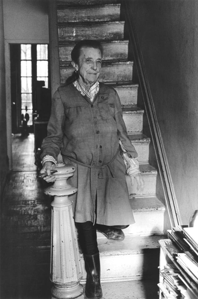 미국 뉴욕 웨스트 20번가의 자택 계단에서 내려오는 루이스 부르주아. 1911년 프랑스 파리에서 태어난 그는 2010년 뉴욕에서 사망했다. 국제갤러리 제공