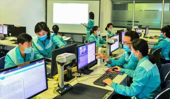 평양 과학기술전당 전자열람실을 이용하고 있는 북한 과학자들의 모습. [노동신문=뉴스1]