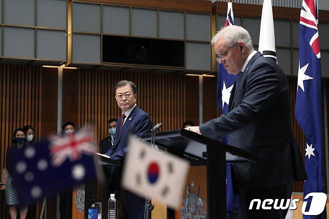 (서울=뉴스1) = 호주를 국빈 방문 중인 문재인 대통령이 13일 캔버라 국회의사당 대위원회실에서 열린 '한·호주 정상 공동기자회견'에서 스콧 모리슨 총리의 발언을 듣고 있다.(청와대 제공) 2021.12.13/뉴스1