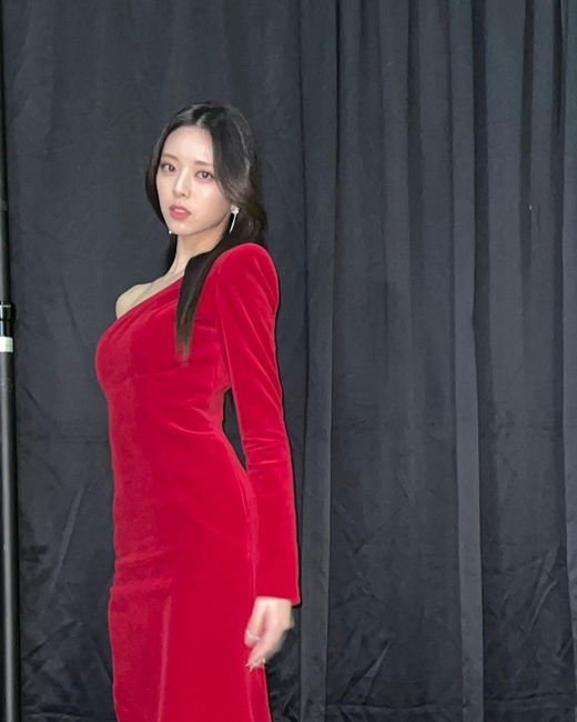 Girl group ITZY member Yuna showed off her elegant dress figure.Yuna wrote Yesterday on the official ITZY Instagram on the 26th and posted several photos.The RED dress in the photo was presented by Yuna the day before, in charge of the 2021 SBS Song Daejeon. It is a velvet one-shoulder dress with a side slit added.Yuna showed off her beautiful visuals with various poses.