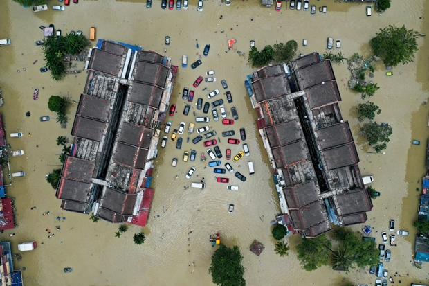 21일(현지시간) 말레이시아 쿠알라룸푸르 외곽 샤알람 마을 건물과 차량이 물에 잠겨 있다. 사진은 하늘에서 드론으로 촬영한 마을의 모습./로이터 연합뉴스