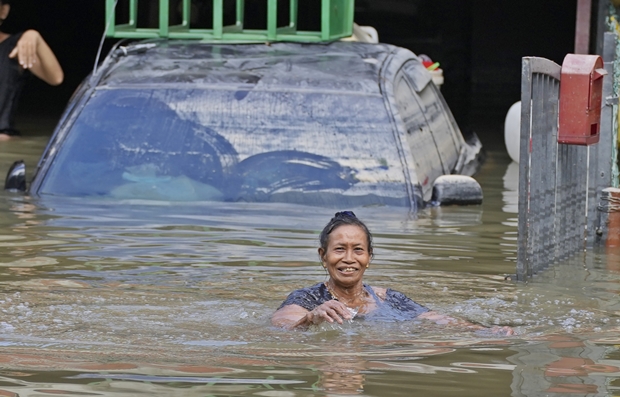 20일(현지시간) 말레이시아 슬랑오르주 샤알람에서 홍수에 고립된 주민이 카메라를 향해 웃어 보이고 있다./AP연합뉴스