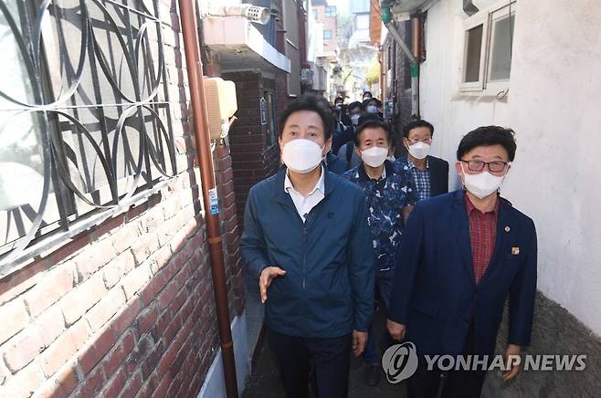 오세훈 시장, '신속통합기획' 현장 점검 [연합뉴스 자료사진] 오세훈 서울시장이 지난 9월 14일 오후 서울 관악구 신림1구역 '신속통합기획' 현장을 점검하고 있다. 2021.9.14 [공동취재]