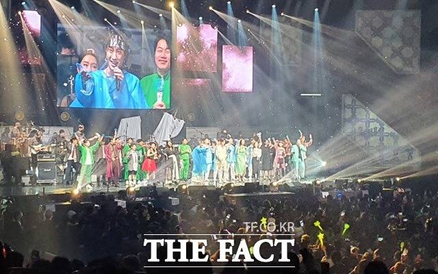 전국투어 서울 3일째인 26일 '풍류대장' 서울 콘서트는 이상, 온도, 강철 소리꾼 남녀, MC 스페셜, 스페셜 소리꾼, 물과 불 최강 국악밴드 매치 등 총 다섯 마당으로 120여분에 걸쳐 쉼없이 펼쳐졌다./올림픽홀=강일홍 기자