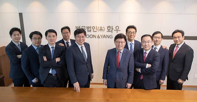 24일 오후 서울 강남구 삼성동 아셈타워 법무법인 화우에서 중대재해처벌법대응 태스크포스(TF) 소속 변호사들이 포즈를 취하고 있다. /박상훈 기자