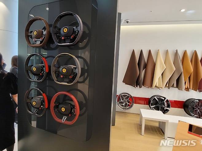 [서울=뉴시스]최희정 기자=고객들은 '페라리 아뜰리에(Ferrari Atelier)에서 전문가와 함께 ▲차량 외관 컬러 ▲실내 소재 ▲최신 기술 장비 등 상세 옵션을 직접 확인하고 선택할 수 있다. 사진은 페라리 아뜰리에 공간에 마련된 차량 옵션. dazzling@newsis.com