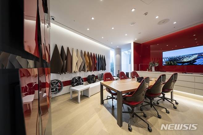 [서울=뉴시스]고객들은 '페라리 아뜰리에(Ferrari Atelier)에서 전문가와 함께 ▲차량 외관 컬러 ▲실내 소재 ▲최신 기술 장비 등 상세 옵션을 직접 확인하고 선택할 수 있다. 페라리 반포전시장에 마련된 '페라리 아뜰리에' 내부 모습 (사진=페라리 제공)