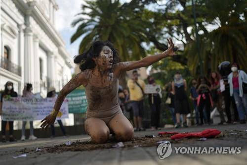 '세계 여성 폭력 추방의 날' 퍼포먼스 하는 베네수엘라 여성 [AP 연합뉴스 자료사진. DB 및 재판매 금지]