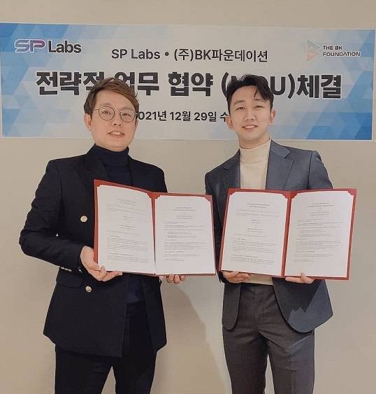 SP랩스와 BK파운데이션이 전략적 업무협약과 MOU를 29일 체결했다. 신병권 BK파운데이션 의장<좌측> 에릭리 SP랩스 코리아 대표<우측>. <사진제공=SP랩스>