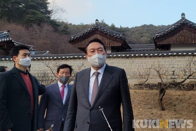 윤석열 국민의힘 대선후보가 29일 오후 경북 안동 도산서원을 방문한 뒤 기자들과 만나 질문에 답변하고 있다.&nbsp; &nbsp;사진=조현지 기자
