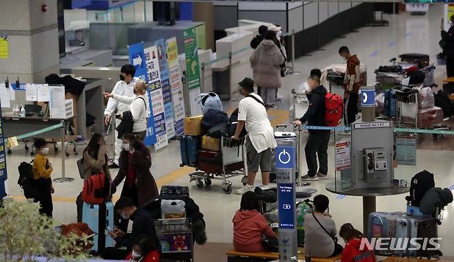 [인천공항=뉴시스] 이영환 기자 = 지난 9일 오전 인천국제공항 제1여객터미널을 통해 승객들이 입국하고 있다. 2021.12.09. 20hwan@newsis.com