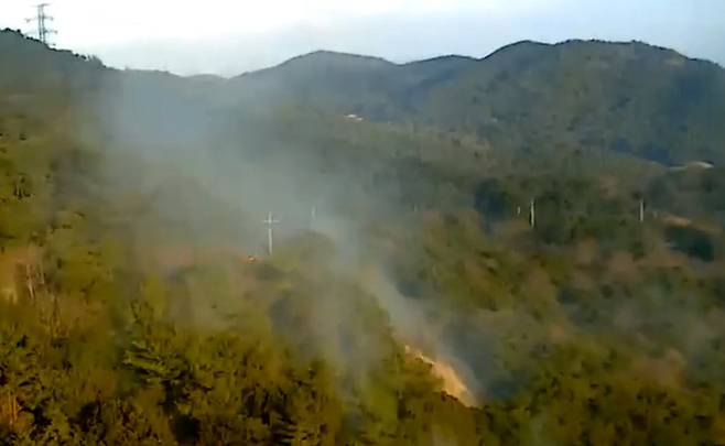 [완도=뉴시스] 전남 완도군 완도읍 산불 현장. (사진=산림청 제공) 2021.12.29. photo@newsis.com *재판매 및 DB 금지