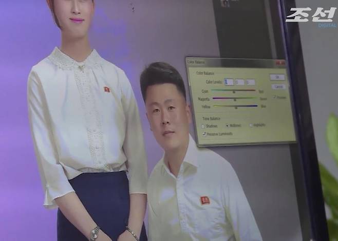 북한도 포토샵을 이용한다 - 조선신보는 지난 11월 사진 스튜디오인 평양 동문사진기술교류소 소개 영상을 공개했다. 사진은 스튜디오에서 촬영 후 포토샵 프로그램을 이용해 색감을 보정하는 모습. 2021.11.6 조선신보 동영상 캡처.
