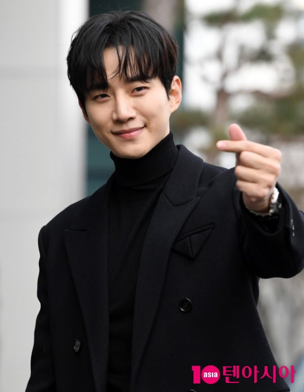 Group 2PM member and actor Lee Joon-ho is currently leading the MBC gilt drama Red End of Clothes Retail to renew the highest audience rating.Therefore, it is likely to be a candidate for 2021 MBC Acting Grand Prize.Linda Ronstadt will be holding the 2021 MBC Acting Grand Prize from 8:40 pm on the 30th. This years Acting Grand Prize will be held by MC Kim Sung-joo alone after last year.The target award person is covered through Acting Grand Prize on this day.Lee Joon-ho is meeting with viewers in the drama Red End of Clothes Retail (hereinafter referred to as Clothes Retail), which boasts the highest audience rating and topicality in the second half of this year.Sleeve of Clothes is a work with the same name novel by Kang Mi-gang as one work. It is a record of the sad court romance of the king who was the country before the court and love to protect his chosen life.Sleeves which started its first room on November 12 started with a 5.7% audience rating; clothing retail recorded 14.3%, breaking the highest audience rating every time.The high-rated ratings of wear retail are giving a smile to MBC because there have been no works that have exceeded 10% of MBC drama ratings in the past three years.The 10.5% recorded by Terius behind me was the highest.According to the recent drama, the highest audience rating of Black Sun, which was produced by investing 15 billion won, was 9.8%, which did not exceed the 10% threshold.Until The Black Sun aired, The Clothes Retail recorded the highest MBC drama ratings: Oh! Master and 365: A Year Against Fate were just one-digit ratings.Lee Joon-ho played the role of the 22nd King of the Joseon Dynasty in clothes sleeve.He is well received for drawing the aspect of the king Jeongjo with the qualities of the perfect monarch and the human being who sheds hot tears.It was different from Ahn Sung-ki, Lee Seo-jin, Hyun Bin, and So Ji-seop who had been acting for the time being.Lee Joon-ho was able to complete the separation because he was fiercely worried about various analysis, weight loss, and script practice for character research.Lee Joon-ho is also showing off a heartfelt and fond romance with Lee Se-young, who was named the best couple candidate whose vote ended on the 29th.Lee Joon-ho and Lee Se-young couple are considered to be the most likely awards in the awards themselves, which are covered by viewer voting.In addition, Lee Joon-ho is being considered as a candidate with Namgoong Min.Lee Joon-ho and Namgoong Min were in the air at KBS2s Kim Kwa-jang, which ended in 2017.The two men presented a romance at Kim Sang-jang and won the 2017 KBS Acting Grand Prize Best Couple Award.Lee Joon-ho and Namgoong Min, who won the Best Couple Award, compete in 2021 MBC Acting Grand Prize.Until now, Actor, a singer, has never won the Grand Prize in the Acting Grand Prize.Jang Nara, S E S. Eugene, Milk Seo Hyun Jin, Baby Vox Yoon Eun Hye, Shakra Rye One, Sugar Hwang Jeong-eum, Lee Seung-gi, Imperial children Lim Si-wan, Park Hyung-sik and Mitsuei Suzie won the Best Awards and Popular Awards.Lee Joon-ho is interested in whether he will be the first to win the award for the first time as a singer with clothes retail.