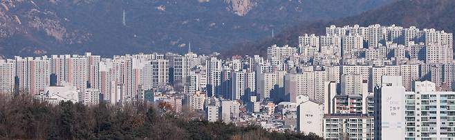26일 오후 서울 마포구에서 바라본 은평구와 서대문구 일대 아파트 단지 모습. 한국부동산원 조사에서 지난주 서울 은평구의 아파트값은 -0.03%를 기록하며 1년 7개월 만에 처음으로 하락 전환됐다. 은평구는 2030세대 아파트 매입 비중이 지난해 32.5%에서 올해 38.1%로 6.6%p가량 높아진 곳이다. /연합뉴스.