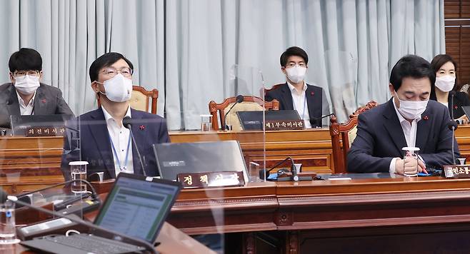 이호승 청와대 정책실장과 박수현 국민소통수석이 21일 청와대 여민관에서 열린 영상국무회의에 참석하고 있다. /연합뉴스.