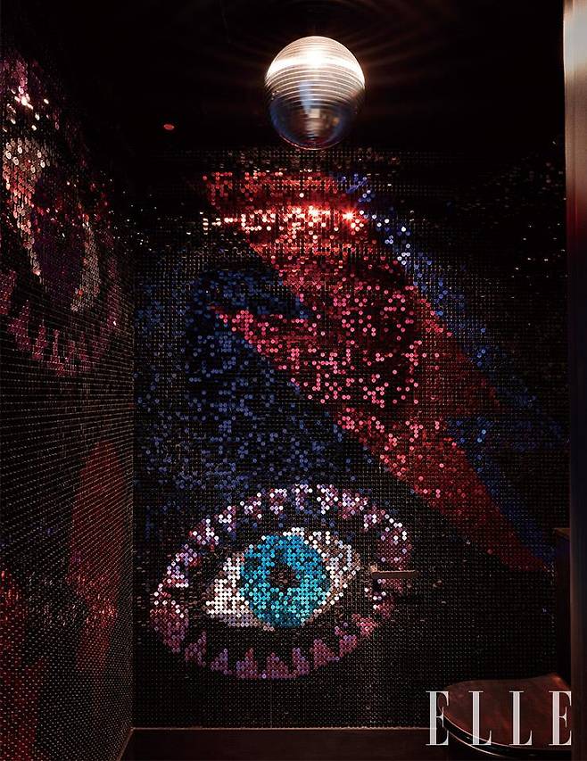 스팽글 모자이크로 장식된 반짝이는 욕실에 들어서면 데이비드 보위의 노래가 흘러나온다.