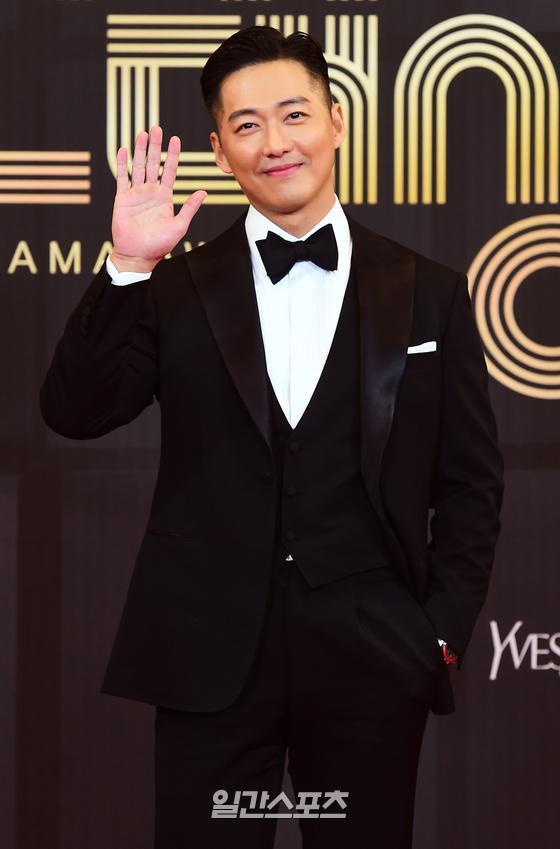 Actor Namgoong Min attended the 2021 MBC Broadcasting Grand Prize red carpet event, which was held on the afternoon of the 30th.