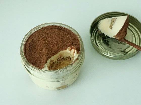 200mL 용기에 만든 티라미수는 딱 한 번 먹기 알맞은 양이다. 따로 그릇에 담아낼 필요없이 손님상에 내놓아도 그 자체로 예쁘다. [사진 권민경]