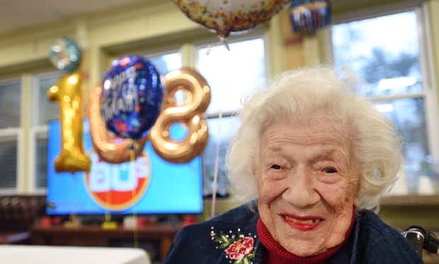 USA투데이는 108세에 코로나바이러스를 물리치고 세계 최고령 완치자로 주목 받았던 실비아 골드스홀 할머니가 29일(현지시간) 새벽 노환으로 생을 마감했다고 보도했다. 이날은 할머니의 110번째 생일이었다. 사진은 108세 생일 때 할머니 모습.