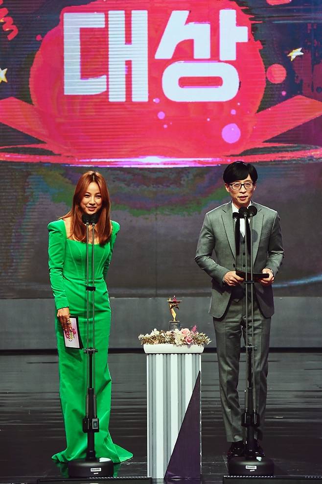 There was no change. Yoo Jae-Suk was awarded the 2021 MBC Broadcasting Entertainment Award and embraced Lee Hyori, his best friend.Yoo Jae-Suk received the Grand Prize at the 2021 MBC Broadcasting Entertainment Grand Prize held live at MBC Public Hall in Sangam-dong, Mapo-gu, Seoul on the afternoon of the 29th.At the moment of his call, he gave a thrilling hug to Lee Hyori, who was next to him as a prize winner.Lee Hyori, who played as a refund expedition for What do you do when you play last year, won the Grand Prize, but he did not attend and took a picture of the futon.Lee Hyori, who was dressed in a fresh green dress in a year, said, I received the best prize as a heavenly house, but I came out with a blanket because I could not attend.Yoo Jae-Suk, who came to the stage together as the winner of last years grand prize, said, I met Lee Hyori for a long time and said, I did not know and greeted 90 degrees. However, at the moment of the target call, Yoo Jae-Suk expressed his joy by holding Lee Hyori, who was beside him, hotly.Yoo Jae-Suk, who won the grand prize for What do you do when you play in four years after the Infinite Challenge ended last year, won the MBC Grand Prize for the second consecutive year.On this day, Yoo Jae-Suk won the eighth prize in MBC and renewed his personal record again. When he integrates broadcasting companies, he wrote a record of 18 personal titles.Yoo Jae-Suk, who said, I have received a big prize full of love, said, I want to turn this prize to my beloved Na Kyung-eun.Also, referring to Kim Tae-ho PD, a long-time partner who leaves MBC at the end of this year, I sincerely hope that I will do what I want to do and support myself as I made a new decision.Thank you so much, he said.Yoo Jae-Suk said, I do not know when it will be.I will try to make a laugh with my colleagues as a comedian in Korea until the day my body is finished. He recently honored Kim Chul-min, a comedian who left the world during lung cancer.We cant make the best decision every minute of every trouble and decision, but well make it laugh with the best decision we can make, he said.On the other hand, Yoo Jae-Suk Kim Tae-ho PD combos What do you do when you play swept the MBC entertainment Grand Prize this year in addition to Yoo Jae-Suks Grand Prize.It swept the Grand Prize, the years program award, and the Best Couple Award (Yoo Jae-Suk, Haha, America) that were selected by the audience.She won eight awards, including the Womens Grand Prize (Shin Bong-sun), the Best Character Award (Jung Jun-ha Ha), the Best Teamwork Award (MSG Wannabe), the Mens New Artist Award (Park Jae-jung), and the Womens New Artist Award (Lee Mi-joo).