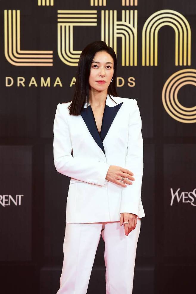 배우 장영남이 30일 오후 비공개로 진행된 2021 MBC 연기대상 레드카펫 행사에 참석해 포즈를 취하고 있다. /사진제공=MBC 2021.12.30 /사진=이동훈 기자 photoguy@