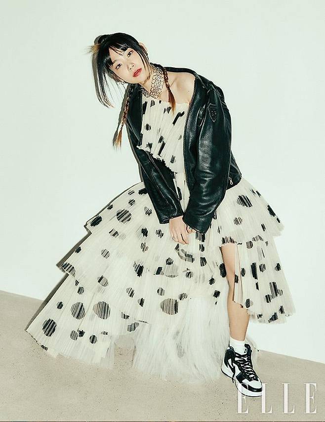 원피스와 목걸이는 모두 H&M. 반지는 Avecthing. 슈즈는 스타일리스트 소장품.