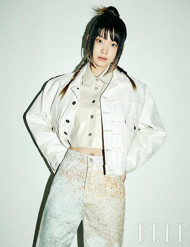 안에 입은 재킷은 Debby Upper. 재킷은 Levi’s. 바지는 Typeservice. 목걸이와 반지는 모두 Avecthing.