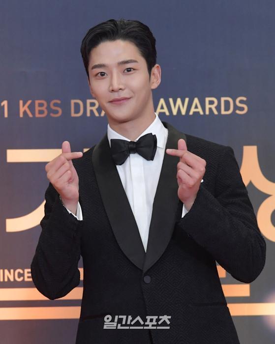 Actor RO WOON poses on the red carpet of 2021 KBS Acting Grand Prize held at KBS in Yeouido, Seoul on the night of the 31st.