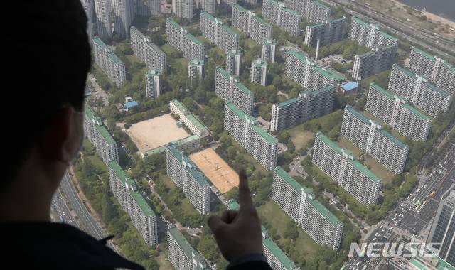 [서울=뉴시스]조수정 기자 =  서울 송파구 롯데월드타워 전망대 서울스카이에서 바라본 서울 송파구 잠실 5단지. 2021.04.19. chocrystal@newsis.com