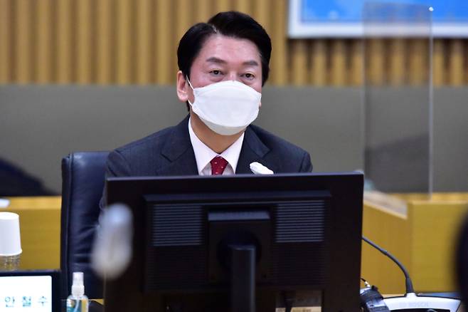 안철수 국민의당 대선후보가 30일 인천 연수구의 삼성바이오로직스를 방문해 경영진과 만나며 모두발언을 하고 있다. 윤창원 기자