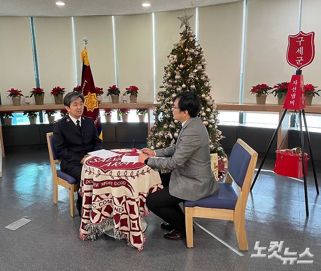 장만희 한국기독교교회협의회 회장(좌)이 CBS TV와 송구영신 특집 인터뷰를 갖고 있다.