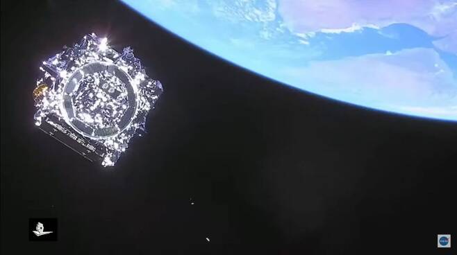 ‘차세대 우주의 눈’ 제임스웹 우주망원경이 아리안5 로켓에서 분리된 후 행선지인 L2를 향해 ‘29일간의 벼랑끝 여행’을 시작하고 있다. NASA TV