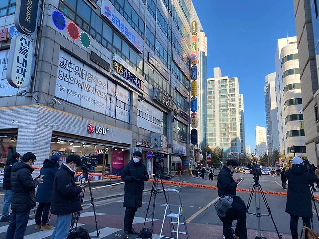 31일 오전 지하 기둥이 파열돼 입주자들이 긴급 대피한 경기 고양시 일산동구 마두동의 한 상가 건물 앞에 취재진이 대기하고 있다. 한상봉 기자 hsb@seoul.co.kr