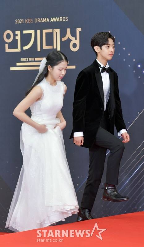 고우림-최명빈 '깜찍한 손인사'[★포토]