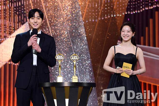 2021 SBS Acting Grand Prize was held at SBS Prism Tower in Mapo-gu, Seoul on the afternoon of the 31st.Actors Ahn Hyo-seop and Kim Se-jeong who attended the Awards of 2021 SBS Acting Grand Prize are awarding awards.The candidates for the 2021 SBS Acting Grand Prize were decided by Actors Kim So-yeon, Song Hye-kyo, Lee Je-hoon and Lee Je-hoon.Kim So-yeon proved his acting skills as a Penthouse series Chun Seo-jin, and Song Hye-kyo showed a dense romance performance in Now, Im breaking up.In addition, Lee Ha-nui played comic acting as a one-top of One the Woman, and Lee Je-hoon received favorable reviews for his genre as Kim Do-ki in The Model Taxi.